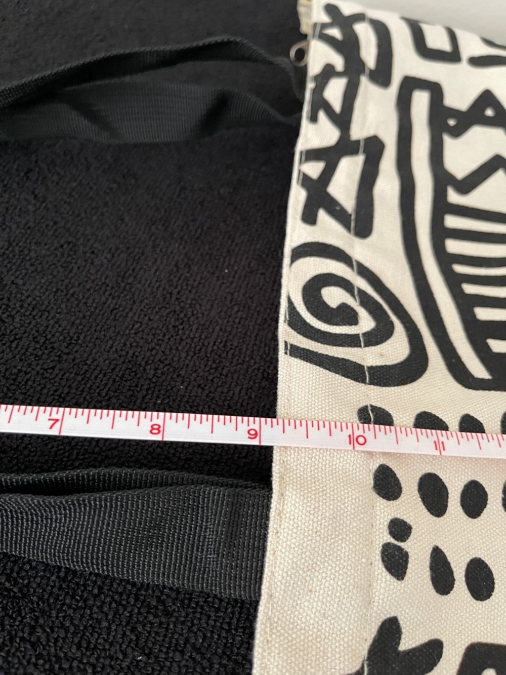 NWOT..Black & White Abstract Canvas Tote Bag With Zipper - Picture 7 of 7